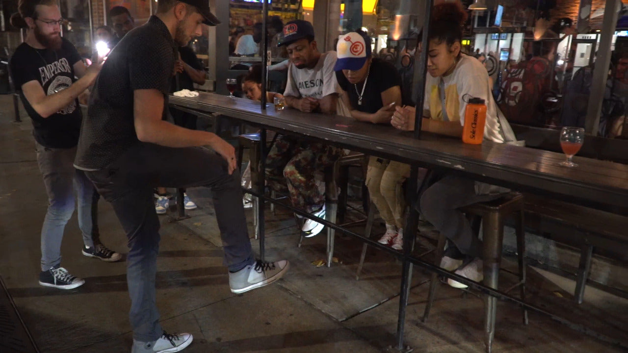 Geschnürt von Donnovan Mount