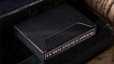 Schwarzer Luxusexperte am Kartentisch