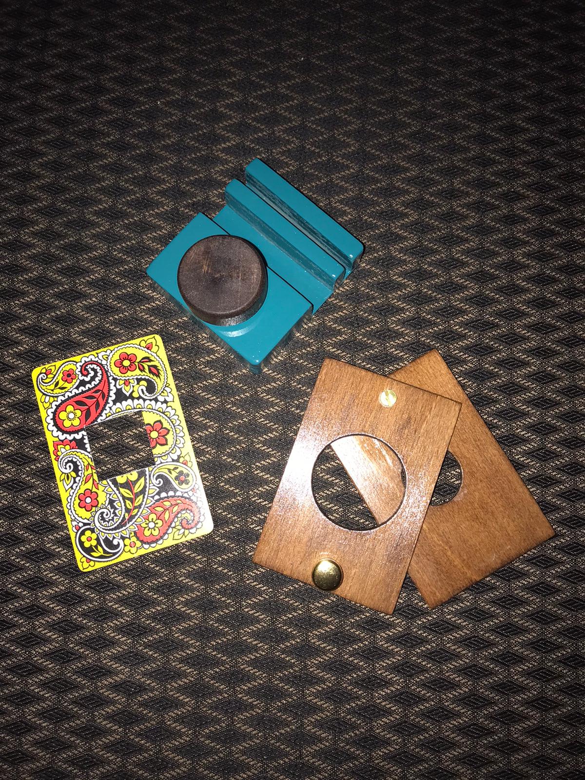 Quadratisches Loch, runder Stift von Tony Parx